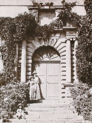 Jacques de Lacretelle, assis, en 1892 Jacques de Lacretelle, assis, en 1892